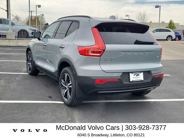 2026 Volvo XC40 Core, B5 AWD Gas (mild hybrid), Dark