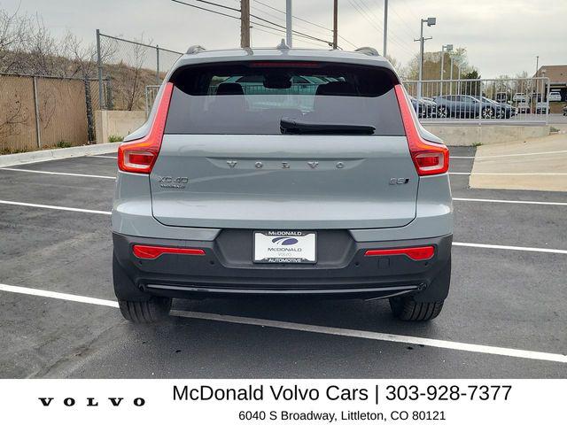 2026 Volvo XC40 Core, B5 AWD Gas (mild hybrid), Dark
