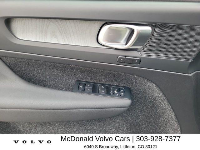 2026 Volvo XC40 Core, B5 AWD Gas (mild hybrid), Dark