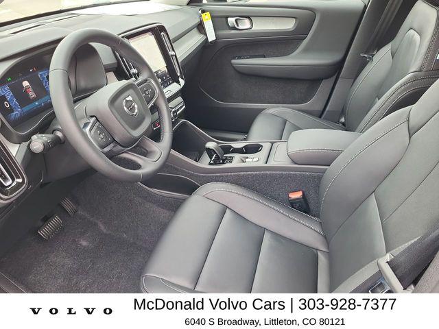 2026 Volvo XC40 Core, B5 AWD Gas (mild hybrid), Dark