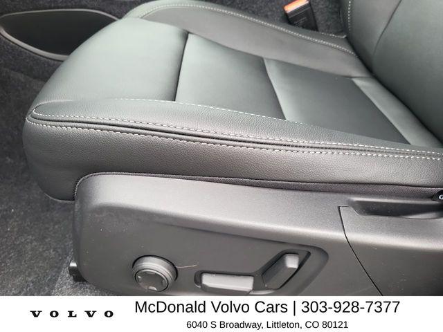 2026 Volvo XC40 Core, B5 AWD Gas (mild hybrid), Dark