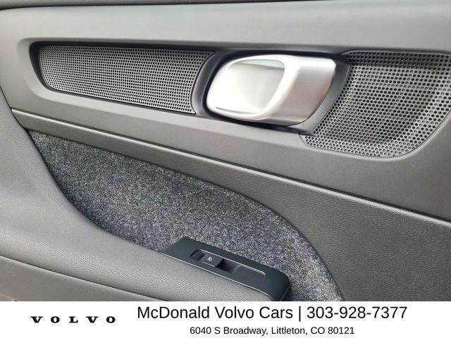 2026 Volvo XC40 Core, B5 AWD Gas (mild hybrid), Dark