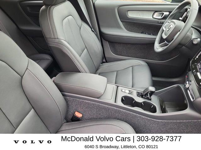 2026 Volvo XC40 Core, B5 AWD Gas (mild hybrid), Dark
