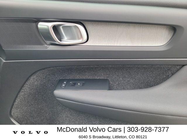 2026 Volvo XC40 Core, B5 AWD Gas (mild hybrid), Dark