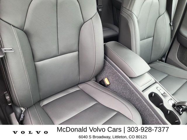 2026 Volvo XC40 Core, B5 AWD Gas (mild hybrid), Dark