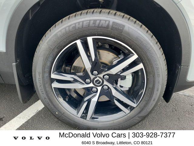 2026 Volvo XC40 Core, B5 AWD Gas (mild hybrid), Dark