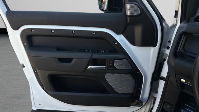 2024 Land Rover Defender 130 P400 X-Dynamic SE