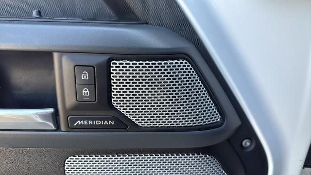 2024 Land Rover Defender 130 P400 X-Dynamic SE