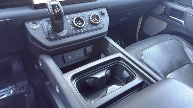 2024 Land Rover Defender 130 P400 X-Dynamic SE