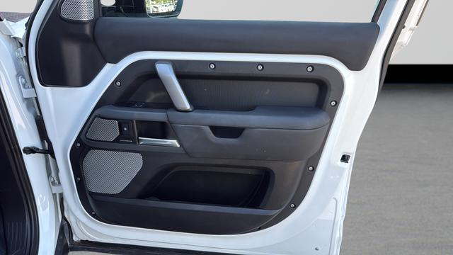 2024 Land Rover Defender 130 P400 X-Dynamic SE