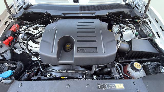 2024 Land Rover Defender 130 P400 X-Dynamic SE