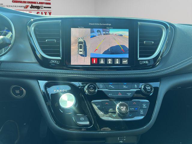 2026 Chrysler Pacifica Select AWD