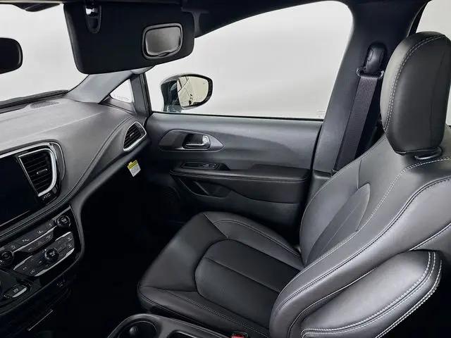 2026 Chrysler Pacifica Select AWD