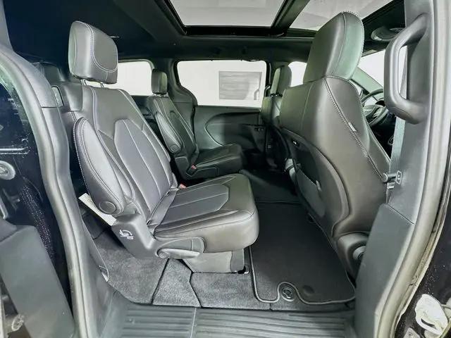 2026 Chrysler Pacifica Select AWD