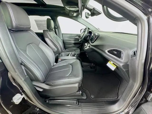 2026 Chrysler Pacifica Select AWD