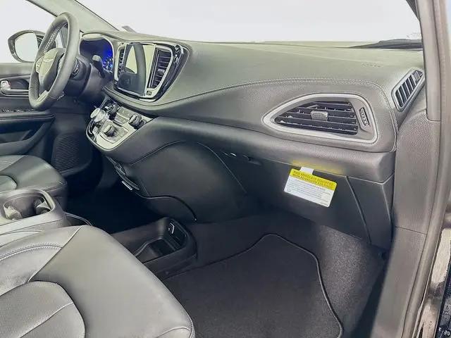 2026 Chrysler Pacifica Select AWD