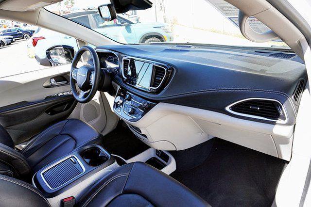 2024 Chrysler Pacifica Hybrid Select