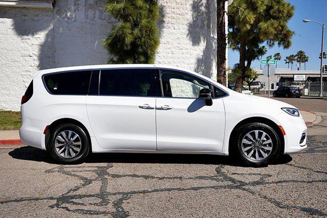 2024 Chrysler Pacifica Hybrid Select