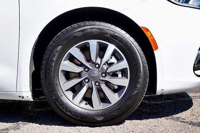 2024 Chrysler Pacifica Hybrid Select