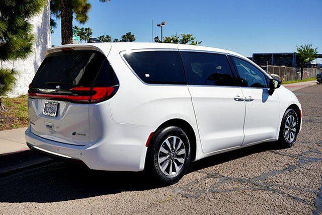 2024 Chrysler Pacifica Hybrid Select