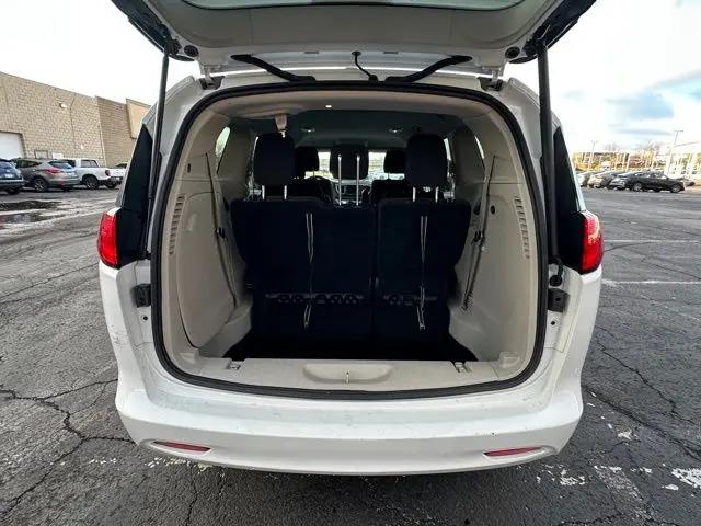 2022 Chrysler Voyager LX