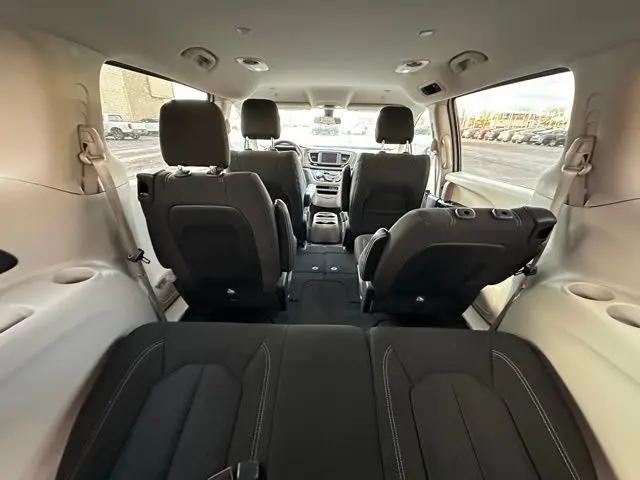 2022 Chrysler Voyager LX