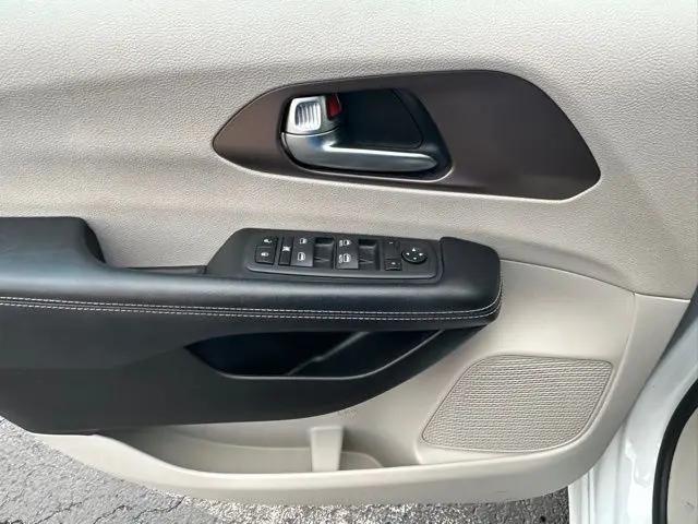 2022 Chrysler Voyager LX