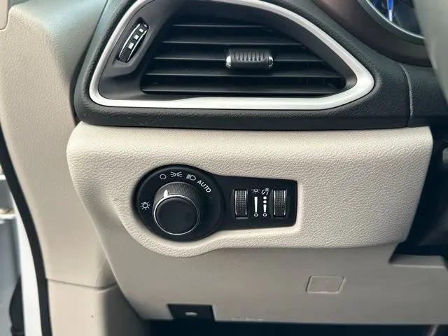 2022 Chrysler Voyager LX