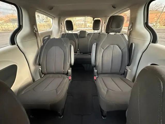 2022 Chrysler Voyager LX