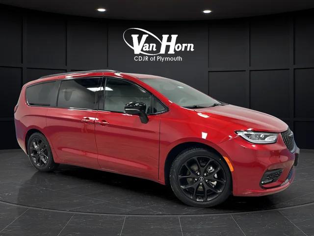2025 Chrysler Pacifica Limited for sale in Plymouth, WI
