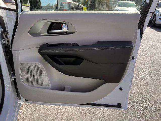 2024 Chrysler Pacifica Hybrid Select