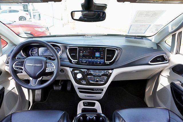 2024 Chrysler Pacifica Hybrid Select