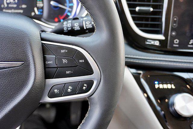 2024 Chrysler Pacifica Hybrid Select