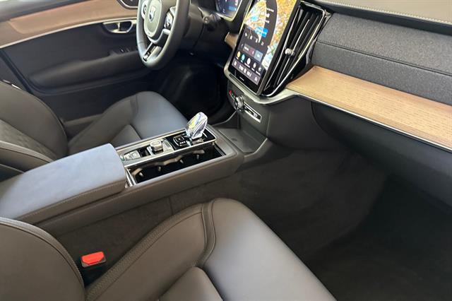 2026 Volvo XC90 Plus, B5 AWD Gas (mild hybrid), Gasoline, Bright, 7 Seats