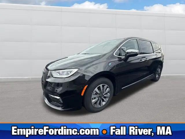 2023 Chrysler Pacifica Hybrid Limited for sale in Fall River, MA