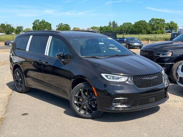 2026 Chrysler Pacifica Select AWD