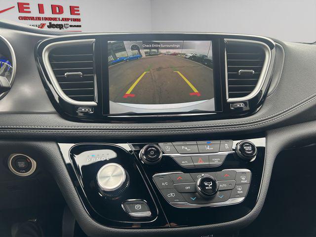 2026 Chrysler Pacifica Select AWD