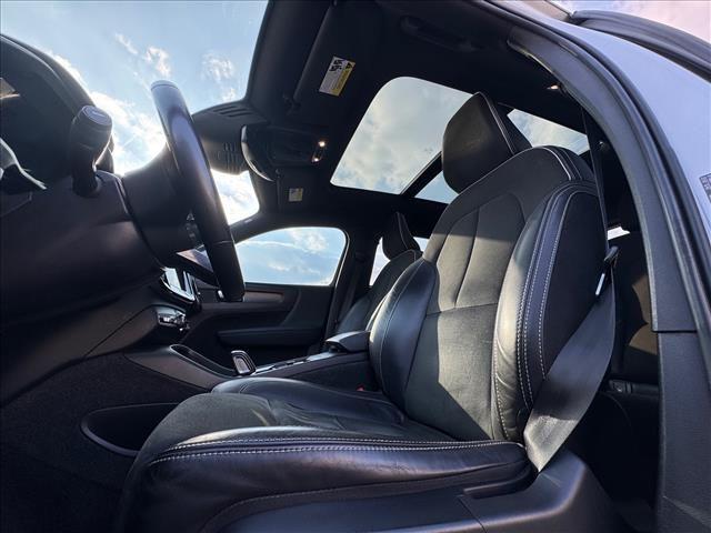 2022 Volvo XC40 T4 R-Design