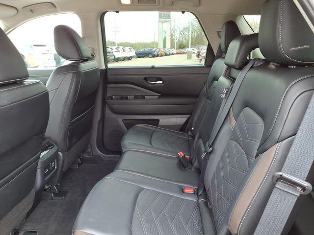 2025 Nissan Pathfinder Platinum FWD