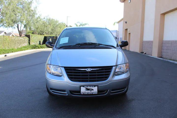 2005 Chrysler Town & Country Base