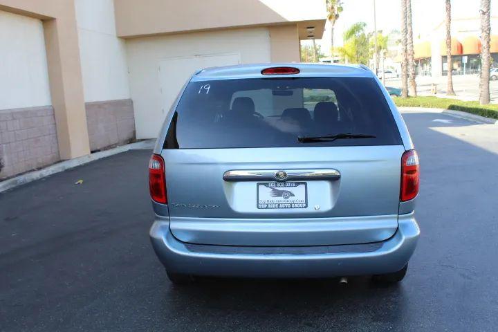 2005 Chrysler Town & Country Base