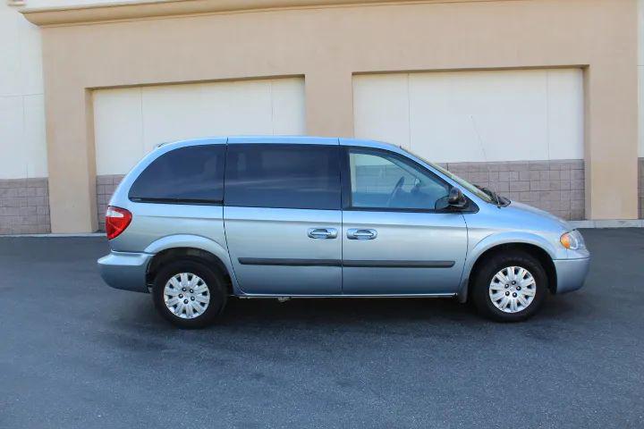 2005 Chrysler Town & Country Base