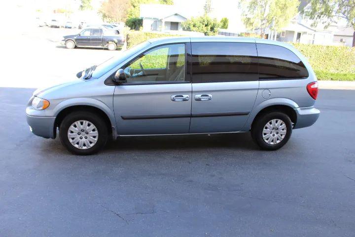 2005 Chrysler Town & Country Base