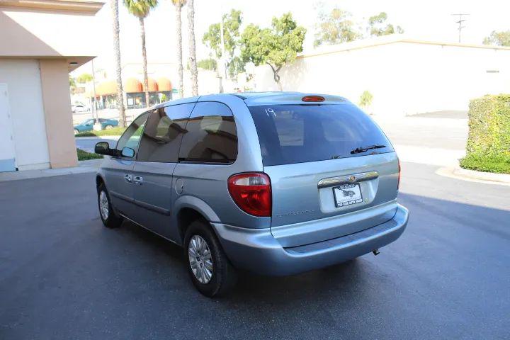 2005 Chrysler Town & Country Base