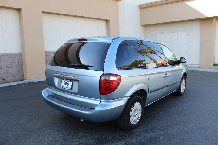 2005 Chrysler Town & Country Base