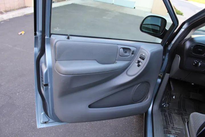 2005 Chrysler Town & Country Base