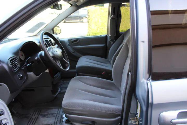 2005 Chrysler Town & Country Base