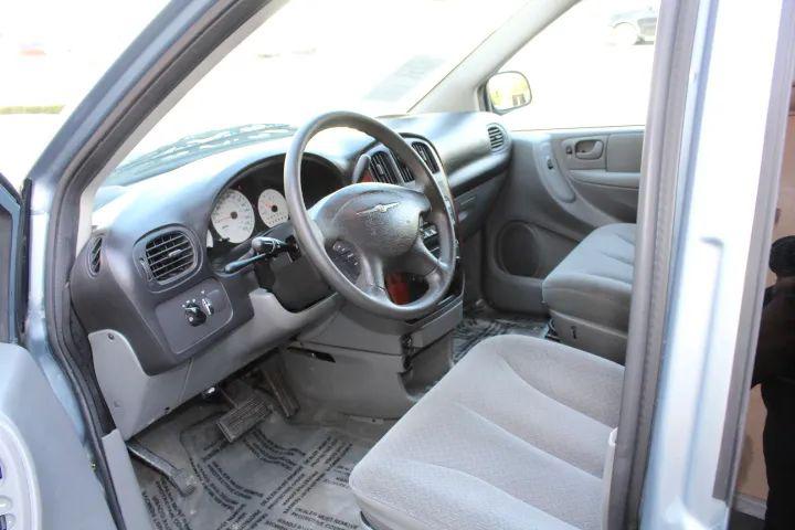 2005 Chrysler Town & Country Base