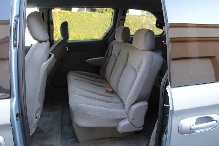 2005 Chrysler Town & Country Base