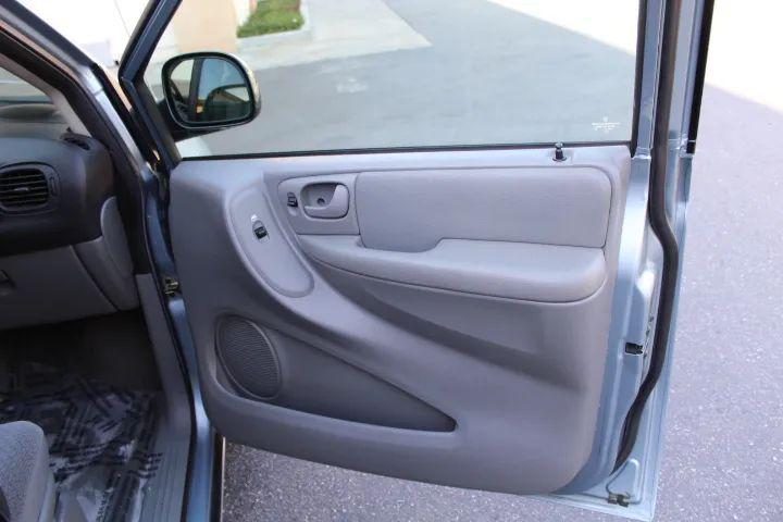 2005 Chrysler Town & Country Base